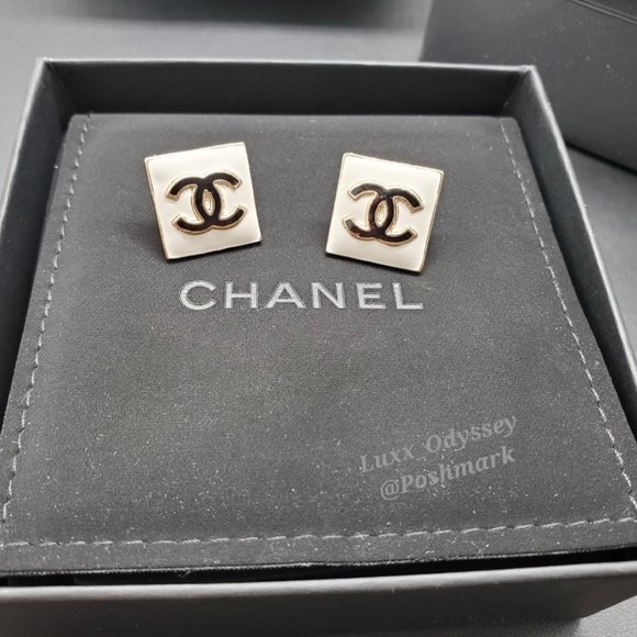 Chanel CC Logo Earrings - Picture 10 of 11